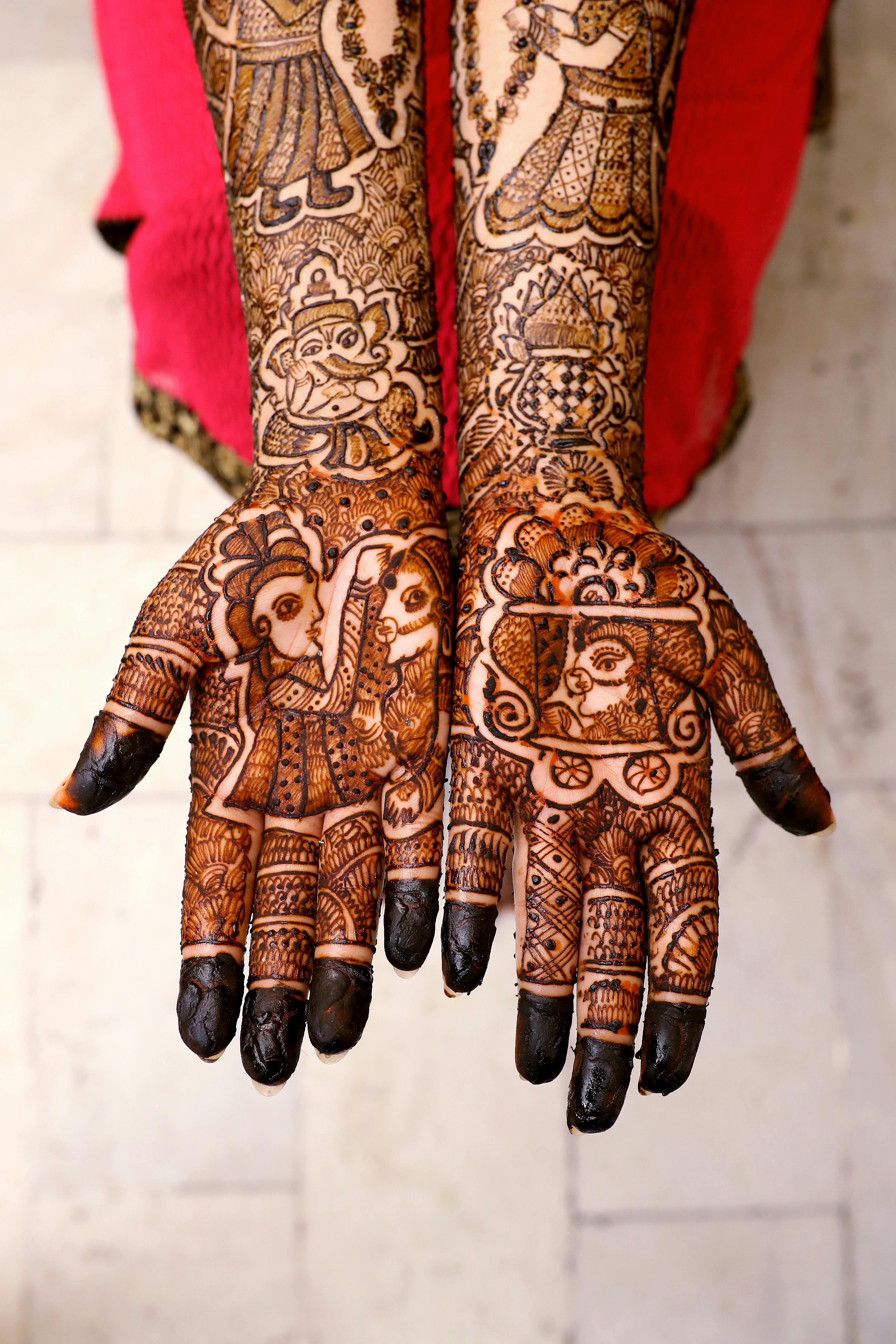 Bold Arabic henna design with flowing patterns