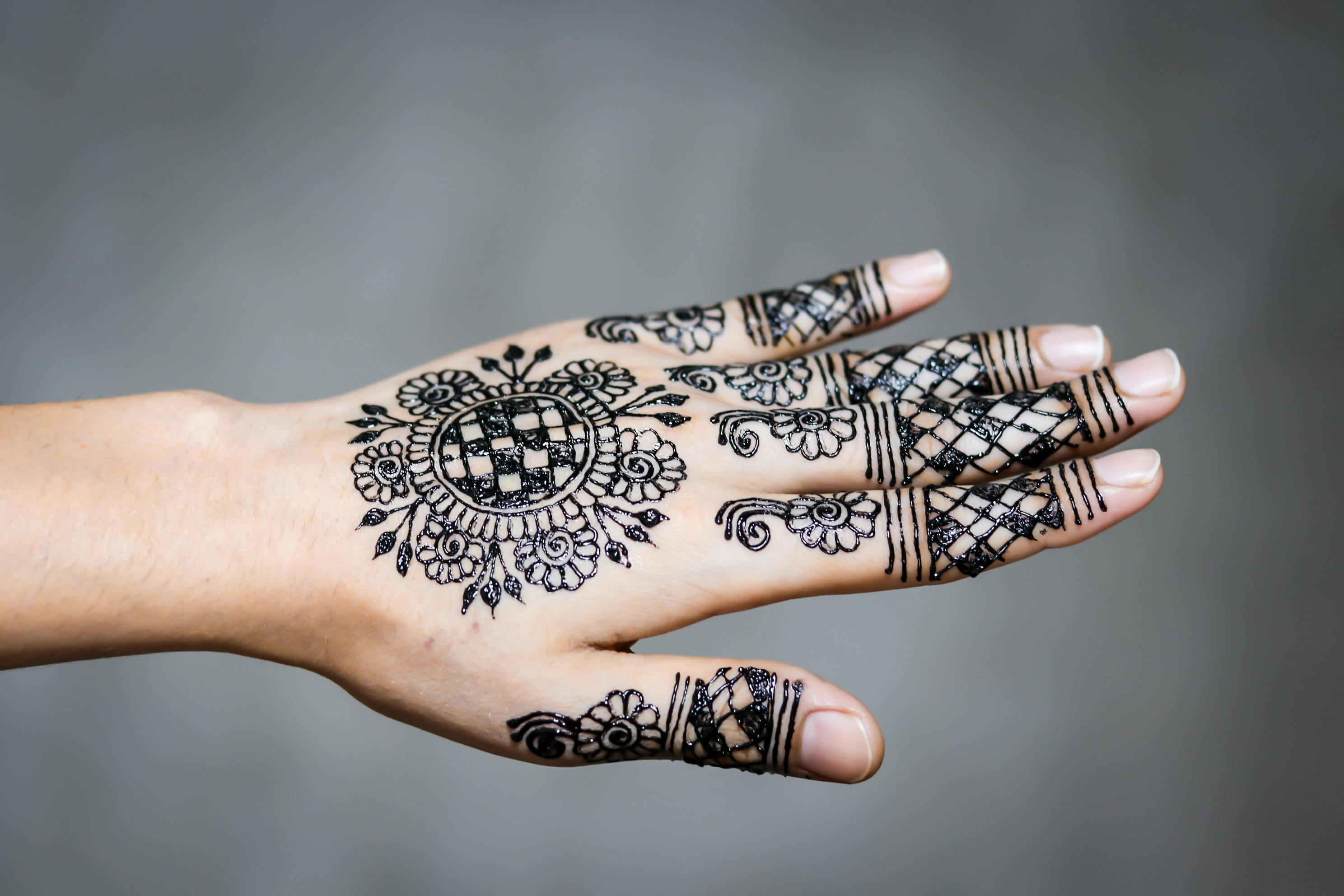Contemporary minimalist henna design