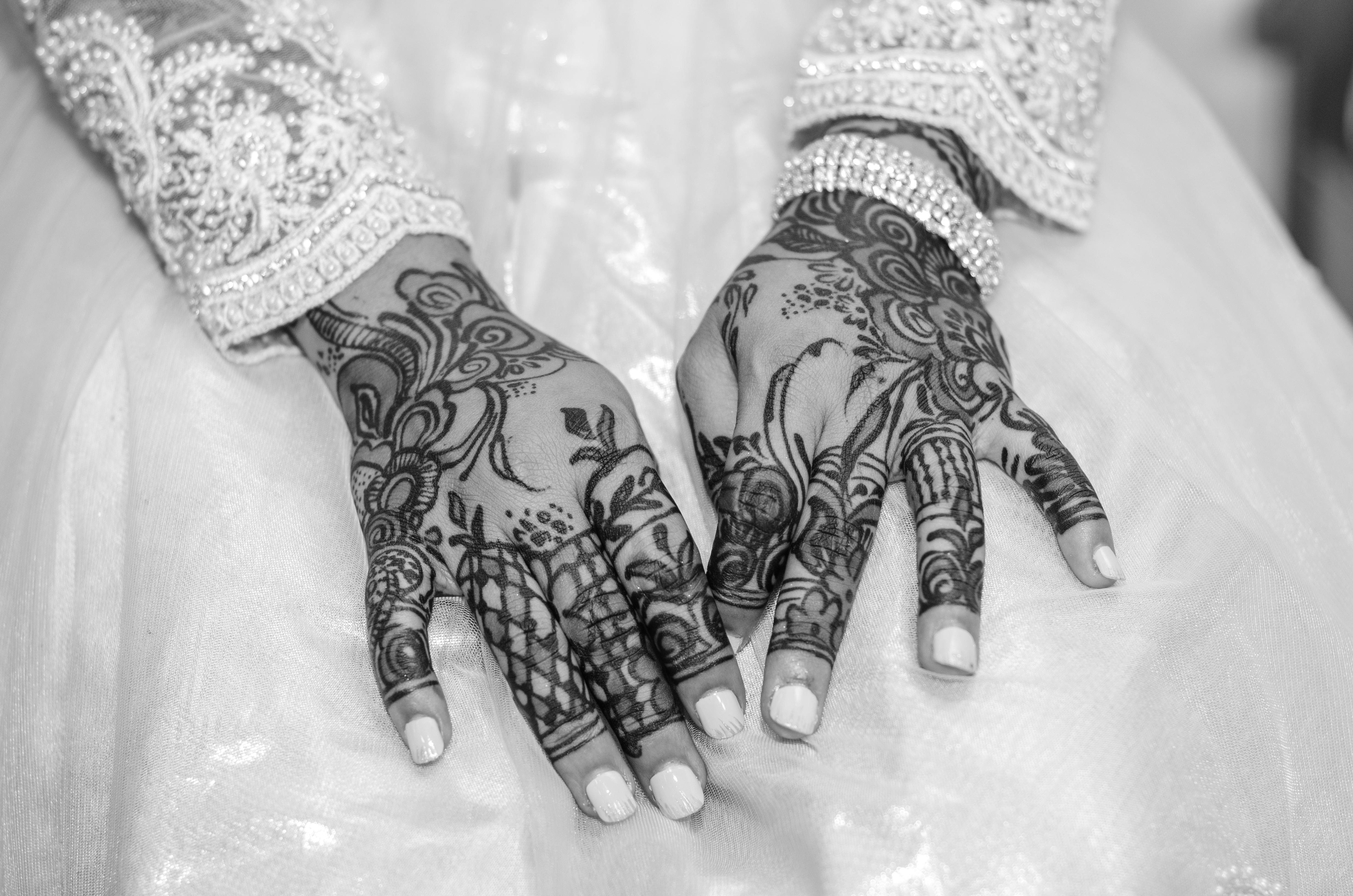 Elegant Arabic henna with rose patterns